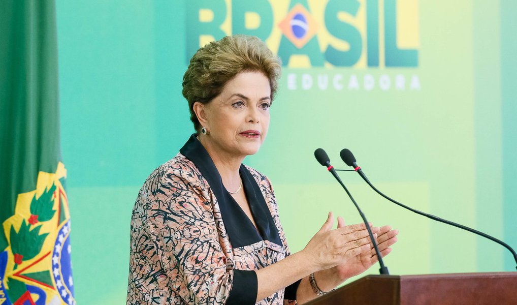 Líderes no Congresso e dirigentes de 14 partidos divulgaram nesta terça (19) nota de repúdio às declarações da presidente Dilma Rousseff a jornalistas da imprensa estrangeira, dentre as quais a de que o Brasil tem "veio golpista adormecido"; os partidos que assinam a nota afirmam que Dilma insiste no "erro de tachar de 'ilegal' e 'golpista'" a ação dos deputados; entre os autores do texto estão o PMDB, do vice-presidente Michel Temer, e o PSD, do ex-ministro Gilberto Kassab; (Foto: Valter Lima) Líderes no Congresso e dirigentes de 14 partidos divulgaram nesta terça (19) nota de repúdio às declarações da presidente Dilma Rousseff a jornalistas da imprensa estrangeira, dentre as quais a de que o Brasil tem "veio golpista adormecido"; os partidos que assinam a nota afirmam que Dilma insiste no "erro de tachar de 'ilegal' e 'golpista'" a ação dos deputados; entre os autores do texto estão o PMDB, do vice-presidente Michel Temer, e o PSD, do ex-ministro Gilberto Kassab;