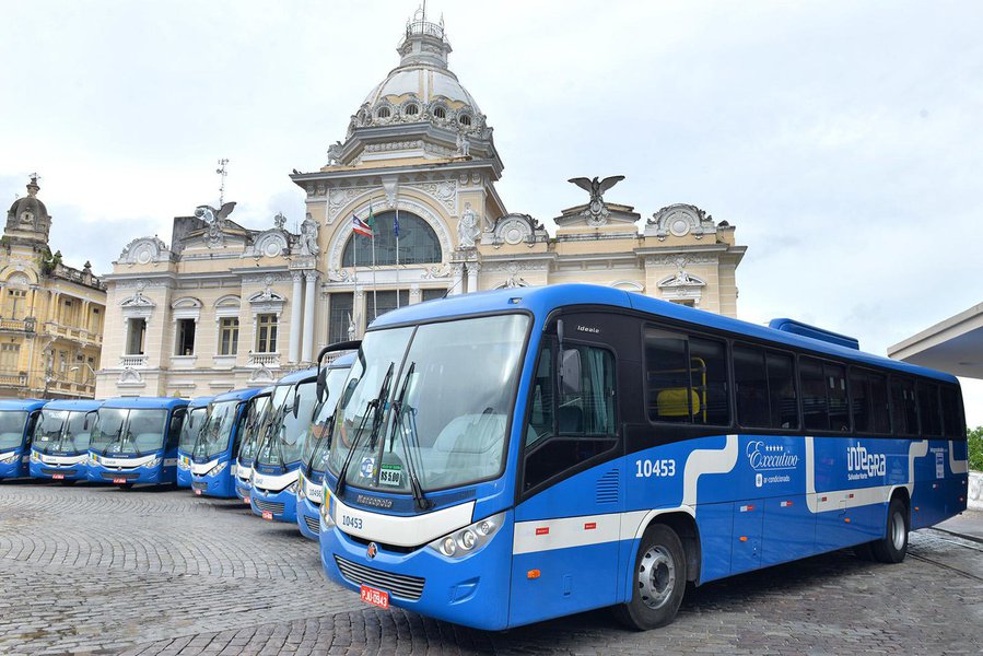 Os ônibus do sistema Connect Bus já transportaram 11 mil passageiros nos primeiros dias de funcionamento em Salvador, o que é considerado "um sucesso" pela Secretaria Municipal de Mobilidade (Semob); os veículos executivos, apresentados no dia 14 de abril, fazem conexão rápida entre bairros populosos e importantes locais de fluxo intenso da cidade, oferecendo 'conforto, agilidade e praticidade aos usuários', segundo a prefeitura (Foto: Romulo Faro) Os ônibus do sistema Connect Bus já transportaram 11 mil passageiros nos primeiros dias de funcionamento em Salvador, o que é considerado "um sucesso" pela Secretaria Municipal de Mobilidade (Semob); os veículos executivos, apresentados no dia 14 de abril, fazem conexão rápida entre bairros populosos e importantes locais de fluxo intenso da cidade, oferecendo 'conforto, agilidade e praticidade aos usuários', segundo a prefeitura