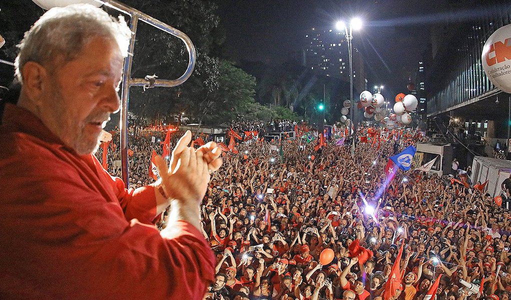 Os desmandos da “República de Curitiba”, que foram tratados com indolência pelo STF, podem voltar à carga agora, depois do que ocorreu na Câmara. Nova tentativa de prender Lula pode acontecer. Qual a razão? Não precisa. Será forjada de última hora para encobrir a motivação central, que é de arrefecer o entusiasmo das massas, humilhando seu maior líder (Foto: Haroldo Lima) Os desmandos da “República de Curitiba”, que foram tratados com indolência pelo STF, podem voltar à carga agora, depois do que ocorreu na Câmara. Nova tentativa de prender Lula pode acontecer. Qual a razão? Não precisa. Será forjada de última hora para encobrir a motivação central, que é de arrefecer o entusiasmo das massas, humilhando seu maior líder