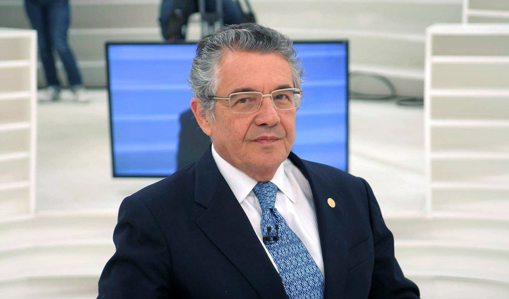 'Ministro do STF, Marco Aurélio Mello fez uma defesa veemente do estado de direito e da constituição brasileira, no programa Roda Viva, da TV Cultura, e fez duras críticas ao juiz Sergio Moro por manter no xilindró pessoas acusadas, sem culpa formada, com o objetivo de transformá-las em delatoras, como é o caso de Marcelo Odebrecht', diz o colunista do 247 Alex Solnik; "Eu não posso dizer que todas as decisões do juiz Sergio Moro - a não ser que ele seja um semideus - estejam corretas, afinadas com a lei. Vamos bater um carimbo com esse fato e aí não teremos mais recurso. O recurso deve ser apreciado com absoluta equidistância", apontou o ministro (Foto: Alex Solnik) 'Ministro do STF, Marco Aurélio Mello fez uma defesa veemente do estado de direito e da constituição brasileira, no programa Roda Viva, da TV Cultura, e fez duras críticas ao juiz Sergio Moro por manter no xilindró pessoas acusadas, sem culpa formada, com o objetivo de transformá-las em delatoras, como é o caso de Marcelo Odebrecht', diz o colunista do 247 Alex Solnik; "Eu não posso dizer que todas as decisões do juiz Sergio Moro - a não ser que ele seja um semideus - estejam corretas, afinadas com a lei. Vamos bater um carimbo com esse fato e aí não teremos mais recurso. O recurso deve ser apreciado com absoluta equidistância", apontou o ministro