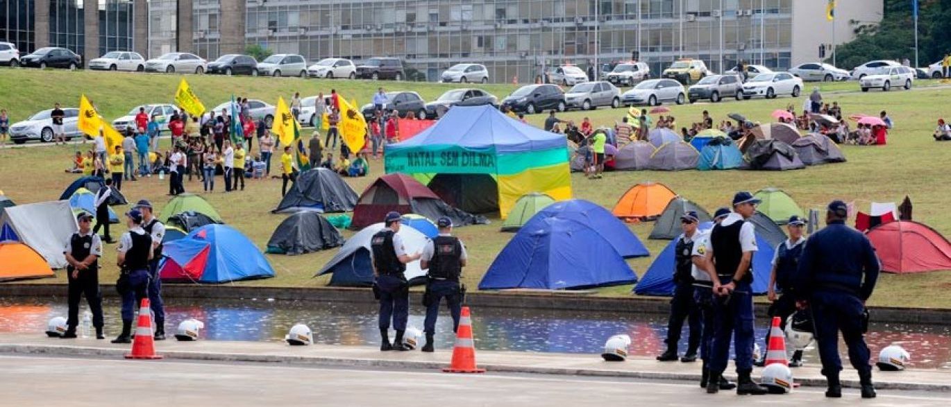 Os acampamentos de movimentos sociais ou outros grupos que, por vezes, ocupam a Esplanada dos Ministérios, em Brasília, não serão permitidos no local e nos arredores até o dia da votação do impeachment da presidenta Dilma Rousseff na Câmara; medida foi determinada pela Secretaria da Segurança Pública e da Paz Social do Distrito Federal, e começou a valer a partir das 18h de sexta-feira (8) (Foto: Romulo Faro) Os acampamentos de movimentos sociais ou outros grupos que, por vezes, ocupam a Esplanada dos Ministérios, em Brasília, não serão permitidos no local e nos arredores até o dia da votação do impeachment da presidenta Dilma Rousseff na Câmara; medida foi determinada pela Secretaria da Segurança Pública e da Paz Social do Distrito Federal, e começou a valer a partir das 18h de sexta-feira (8)