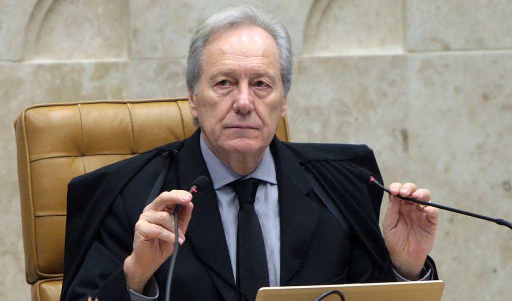 Presidente da corte, ministro Ricardo Lewandowski, não convocará o plenário do Supremo para discutir o caso do ex-presidente Lula, que pediu a suspensão da decisão do ministro Gilmar Mendes, que anulou sua nomeação como ministro e mandou seu caso para o juiz Sérgio Moro; de acordo com a assessoria de imprensa do ministro, não há possibilidade de haver reunião nesta terça; STF está de recesso nessa semana (Foto: Gisele Federicce) Presidente da corte, ministro Ricardo Lewandowski, não convocará o plenário do Supremo para discutir o caso do ex-presidente Lula, que pediu a suspensão da decisão do ministro Gilmar Mendes, que anulou sua nomeação como ministro e mandou seu caso para o juiz Sérgio Moro; de acordo com a assessoria de imprensa do ministro, não há possibilidade de haver reunião nesta terça; STF está de recesso nessa semana