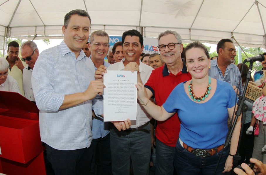 Mais duas escolas estaduais vão ser construídas no interior da Bahia, nos municípios de Lagoa Real e Rio do Antônio, no sudoeste do estado; as ordens de serviço foram assinadas no sábado pelo governador Rui Costa; cada uma das escolas terá oito salas de aula, e o investimento será de R$ 3 milhões; "Eu considero que a educação é o único instrumento capaz de transformar uma nação, um país. Eu quero agradecer aos prefeitos porque, no início do ano, fiz um convite para que juntos lançássemos um pacto pela educação, o nosso programa Educar para Transformar, e houve uma adesão forte. Mais de 300 prefeitos estiveram no ato e assinaram individualmente essa parceria para melhorar a educação no nosso estado", disse Rui (Foto: Romulo Faro) Mais duas escolas estaduais vão ser construídas no interior da Bahia, nos municípios de Lagoa Real e Rio do Antônio, no sudoeste do estado; as ordens de serviço foram assinadas no sábado pelo governador Rui Costa; cada uma das escolas terá oito salas de aula, e o investimento será de R$ 3 milhões; "Eu considero que a educação é o único instrumento capaz de transformar uma nação, um país. Eu quero agradecer aos prefeitos porque, no início do ano, fiz um convite para que juntos lançássemos um pacto pela educação, o nosso programa Educar para Transformar, e houve uma adesão forte. Mais de 300 prefeitos estiveram no ato e assinaram individualmente essa parceria para melhorar a educação no nosso estado", disse Rui
