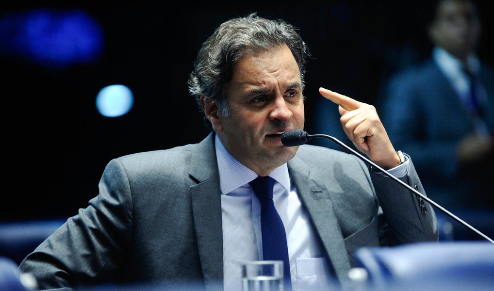 O presidente do PSDB, senador Aécio Neves, minimizou nesta terça (27) o pedido do PT para que o Tribunal Superior Eleitoral e o Ministério Público Eleitoral investiguem irregularidades apontados pelo partido em sua prestação de contas na disputa pela presidência em 2014; "Eu acho que é muito produtivo que o PT possa se aprofundar na análise das nossas contas, porque vai ser pedagógico. Eles vão aprender como se faz uma campanha correta, transparente, para que não passem mais pelo constrangimento que estão passando hoje de ter as contas da presidente investigadas pelo Tribunal Superior Eleitoral. Todas as nossas respostas estão na nota", disse (Foto: Valter Lima) O presidente do PSDB, senador Aécio Neves, minimizou nesta terça (27) o pedido do PT para que o Tribunal Superior Eleitoral e o Ministério Público Eleitoral investiguem irregularidades apontados pelo partido em sua prestação de contas na disputa pela presidência em 2014; "Eu acho que é muito produtivo que o PT possa se aprofundar na análise das nossas contas, porque vai ser pedagógico. Eles vão aprender como se faz uma campanha correta, transparente, para que não passem mais pelo constrangimento que estão passando hoje de ter as contas da presidente investigadas pelo Tribunal Superior Eleitoral. Todas as nossas respostas estão na nota", disse