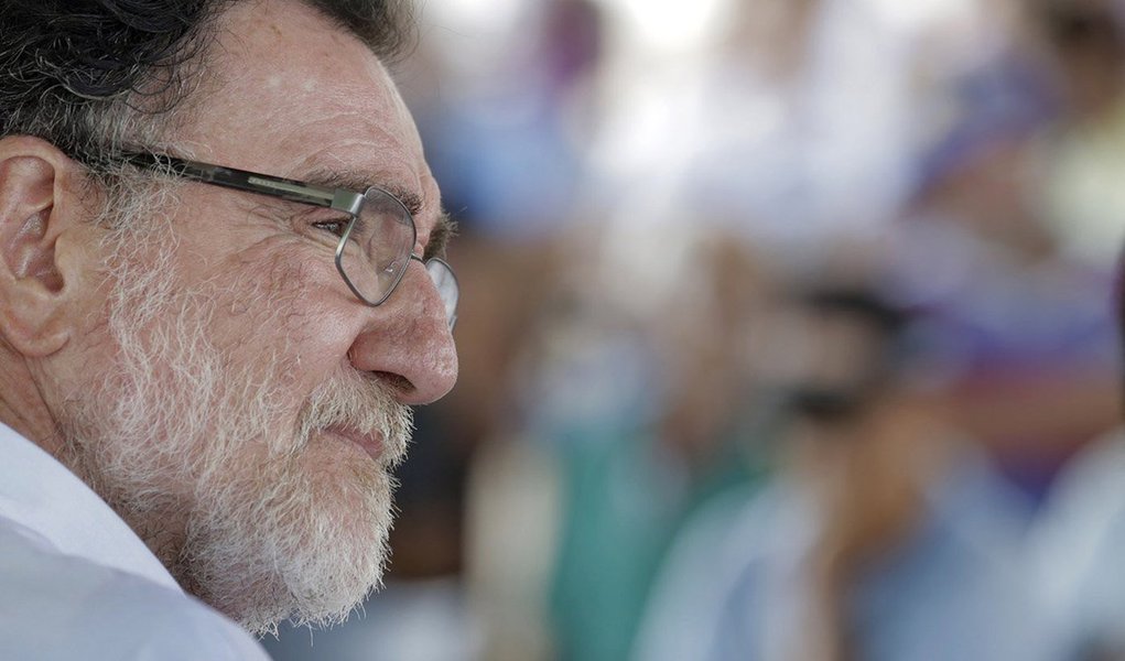 Em entrevista à jornalista Tereza Cruvinel, o ministro do Desenvolvimento Agrário, Patrus Ananias, aponta os excessos e distorções da Operação Lava Jato e fala de sua preocupação com o conjunto de ameaças reais ao Estado Democrático de Direito que vem se ampliando; "Tem faltado respeito ao devido processo legal, ao direito ao contraditório, à ampla defesa, à presunção da inocência até prova em contrário", cita; ele critica ainda que "um criminoso que faz delação premiada acaba conquistando o papel de juiz"; na pasta que ocupa desde o ano passado, Patrus busca avançar na reforma agrária e fortalecer a agricultura familiar (Foto: Tereza Cruvinel) Em entrevista à jornalista Tereza Cruvinel, o ministro do Desenvolvimento Agrário, Patrus Ananias, aponta os excessos e distorções da Operação Lava Jato e fala de sua preocupação com o conjunto de ameaças reais ao Estado Democrático de Direito que vem se ampliando; "Tem faltado respeito ao devido processo legal, ao direito ao contraditório, à ampla defesa, à presunção da inocência até prova em contrário", cita; ele critica ainda que "um criminoso que faz delação premiada acaba conquistando o papel de juiz"; na pasta que ocupa desde o ano passado, Patrus busca avançar na reforma agrária e fortalecer a agricultura familiar