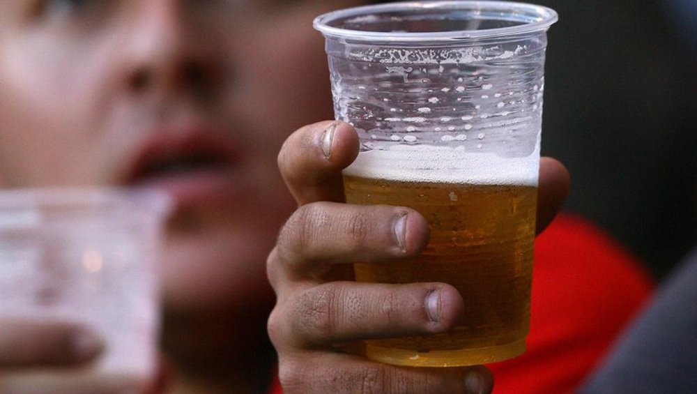 Projeto de lei foi aprovado pela Assembleia Legislativa no dia 23 de setembro, em discussão única; venda, proibida desde 2008, permite agora que a cerveja seja consumida em todos os setores dos estádios em copos ou garrafas plásticas; a cerveja poderá ser vendida desde a abertura dos portões dos estádios até o final do jogo (Foto: Gisele Federicce) Projeto de lei foi aprovado pela Assembleia Legislativa no dia 23 de setembro, em discussão única; venda, proibida desde 2008, permite agora que a cerveja seja consumida em todos os setores dos estádios em copos ou garrafas plásticas; a cerveja poderá ser vendida desde a abertura dos portões dos estádios até o final do jogo