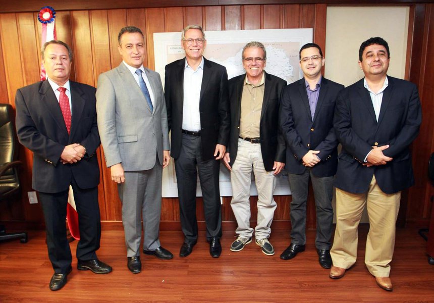 A Suzano Papel e Celulose investirá R$ 700 milhões na expansão de sua fábrica no município de Mucuri, no extremo sul do estado; projeto inclui ampliação e modernização de setores já existentes e implantação de uma nova linha de produção para papel tissue (para fins sanitários); protocolo de intenções foi assinado pelo governador Rui Costa e pelo diretor-presidente da companhia, Walter Schalka, nesta quarta-feira; "Fizemos um esforço grande para chegar ao protocolo que assinamos hoje. É algo extraordinário, no meio desta crise, um investimento desse porte em uma região que cresce e desponta como um novo polo de desenvolvimento no extremo sul", disse Rui (Foto: Romulo Faro) A Suzano Papel e Celulose investirá R$ 700 milhões na expansão de sua fábrica no município de Mucuri, no extremo sul do estado; projeto inclui ampliação e modernização de setores já existentes e implantação de uma nova linha de produção para papel tissue (para fins sanitários); protocolo de intenções foi assinado pelo governador Rui Costa e pelo diretor-presidente da companhia, Walter Schalka, nesta quarta-feira; "Fizemos um esforço grande para chegar ao protocolo que assinamos hoje. É algo extraordinário, no meio desta crise, um investimento desse porte em uma região que cresce e desponta como um novo polo de desenvolvimento no extremo sul", disse Rui