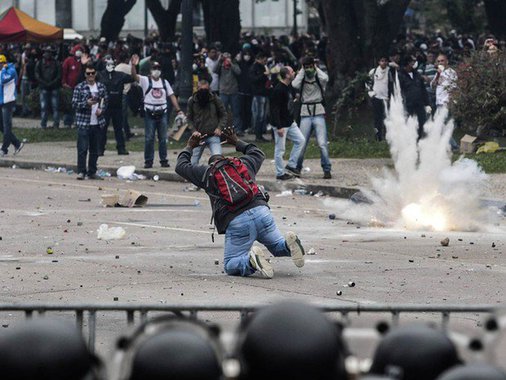 Fui e sou a favor dos nossos professores, e abomino de todas as formas o massacre por eles sofrido em praça pública em Curitiba. Isso não me torna inimigo dos policiais militares e não me faz cego ao caos que se encontra nossa polícia (Foto: Requião Filho) Fui e sou a favor dos nossos professores, e abomino de todas as formas o massacre por eles sofrido em praça pública em Curitiba. Isso não me torna inimigo dos policiais militares e não me faz cego ao caos que se encontra nossa polícia