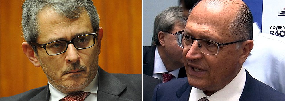 'Se o "governo é vítima" da máfia da merenda, conforme declarou Geraldo Alckmin na semana passada, seu partido deveria ser o maior interessado em esclarecer o episódio. Ao se valerem de manobras regimentais para adiar as investigações, os tucanos sugerem que as declarações do governador não passam de jogo de cena', diz o jornal de Otavio Frias, no editorial sobre o esquema de desvios da merenda escolar no governo tucano de SP (Foto: Roberta Namour) 'Se o "governo é vítima" da máfia da merenda, conforme declarou Geraldo Alckmin na semana passada, seu partido deveria ser o maior interessado em esclarecer o episódio. Ao se valerem de manobras regimentais para adiar as investigações, os tucanos sugerem que as declarações do governador não passam de jogo de cena', diz o jornal de Otavio Frias, no editorial sobre o esquema de desvios da merenda escolar no governo tucano de SP