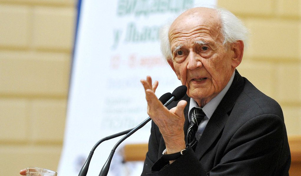 Um dos mais respeitados intelectuais da atualidade, o sociólogo polonês Zygmunt Bauman, considera que o Brasil é um "milagre inacabado" em relação a redução das desigualdades; "Vocês estão no caminho certo e eu espero de todo o meu coração que vocês cheguem lá. Eu apenas direi que os representantes de 66 governos do mundo vieram para o Rio de Janeiro para se consultarem, para aprenderem sobre a experiência de retirar 22 milhões de pessoas da pobreza. Ninguém mais repetiu esse milagre, só o Brasil. Desejo que continuem isso, mas também agora algumas deficiências estão vindo à tona", disse (Foto: Paulo Emílio) Um dos mais respeitados intelectuais da atualidade, o sociólogo polonês Zygmunt Bauman, considera que o Brasil é um "milagre inacabado" em relação a redução das desigualdades; "Vocês estão no caminho certo e eu espero de todo o meu coração que vocês cheguem lá. Eu apenas direi que os representantes de 66 governos do mundo vieram para o Rio de Janeiro para se consultarem, para aprenderem sobre a experiência de retirar 22 milhões de pessoas da pobreza. Ninguém mais repetiu esse milagre, só o Brasil. Desejo que continuem isso, mas também agora algumas deficiências estão vindo à tona", disse