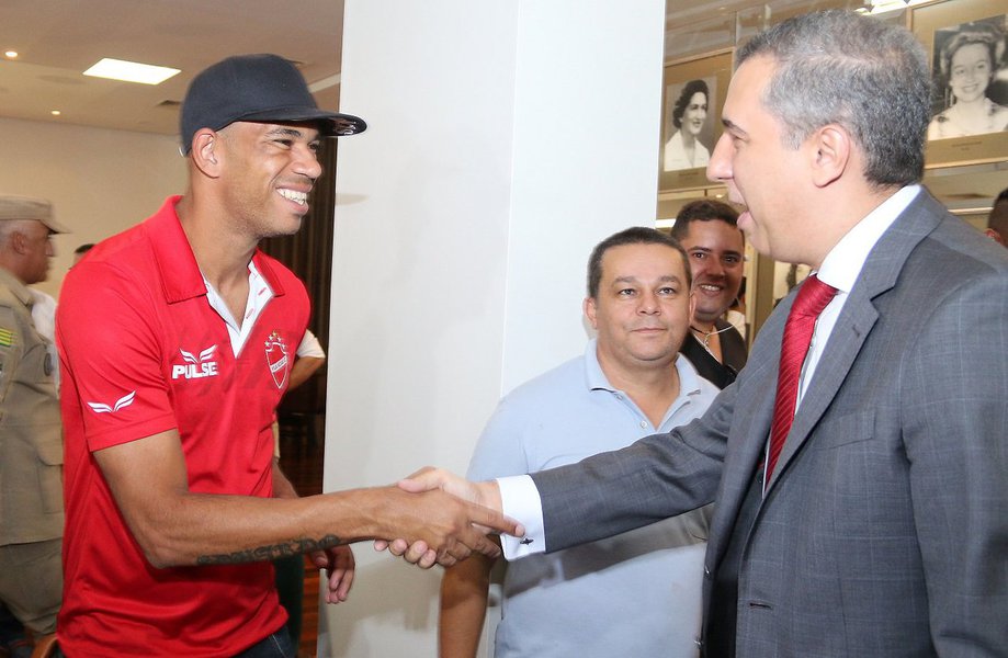 Evento celebra vitória do Vila sobre a Portuguesa, no último sábado (17), o que garantiu o retorno do time goiano à Série B do Campeonato Brasileiro. Parlamentares e auxiliares do governo estadual também prestigiam os atletas; "Sou vilanovense e me sinto muito feliz de estar aqui hoje, diante dessa equipe. Mas tenho certeza que a esperança de todos os goianos é ver os três grandes times na Série A, esse é o caminho", declarou; Frontini, atacante do time, agradeceu a homenagem recebida (Foto: Realle Palazzo-Martini) Evento celebra vitória do Vila sobre a Portuguesa, no último sábado (17), o que garantiu o retorno do time goiano à Série B do Campeonato Brasileiro. Parlamentares e auxiliares do governo estadual também prestigiam os atletas; "Sou vilanovense e me sinto muito feliz de estar aqui hoje, diante dessa equipe. Mas tenho certeza que a esperança de todos os goianos é ver os três grandes times na Série A, esse é o caminho", declarou; Frontini, atacante do time, agradeceu a homenagem recebida