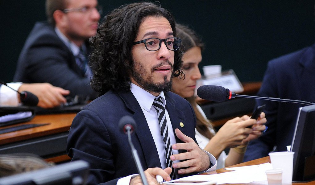 Oposição à presidente Dilma, porém contrário ao impeachment, o deputado federal Jean Wyllys (Psol-RJ) voltou a criticar a Rede Globo, que, segundo ele, "não suporta crítica"; "Gente, a Globo News decidiu cortar sua cobertura ao vivo do plenário justamente nas horas de minha fala e da de Ivan Valente ahahahahahahah", disse ele no Twitter; "Globo News não suporta crítica, embora se confira o direito do golpear a democracia; parece conduzida por infantilizados e antidemocráticos" (Foto: Leonardo Lucena) Oposição à presidente Dilma, porém contrário ao impeachment, o deputado federal Jean Wyllys (Psol-RJ) voltou a criticar a Rede Globo, que, segundo ele, "não suporta crítica"; "Gente, a Globo News decidiu cortar sua cobertura ao vivo do plenário justamente nas horas de minha fala e da de Ivan Valente ahahahahahahah", disse ele no Twitter; "Globo News não suporta crítica, embora se confira o direito do golpear a democracia; parece conduzida por infantilizados e antidemocráticos"