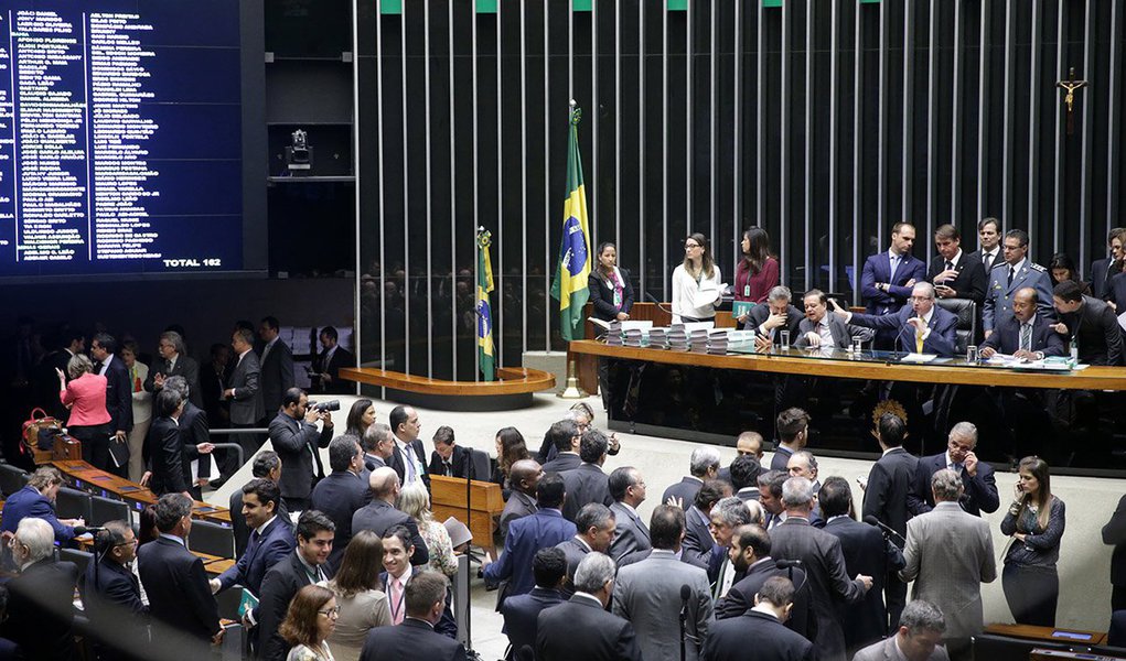 Pressões regionais e medo de indisposição com eleitorado pró e contra o golpe fará com que deputados de todo o Brasil deixem de comparecer na Câmara no próximo domingo, 17; grupo dos "focados" já conta com mais de 50 adeptos, e acredita-se que deva aumentar.; são parlamentares de todos os estados e de quase todos os partidos que, no próximo domingo, devem perder o voo, apresentar problemas de saúde ou qualquer outro imprevisto (Foto: Aquiles Lins) Pressões regionais e medo de indisposição com eleitorado pró e contra o golpe fará com que deputados de todo o Brasil deixem de comparecer na Câmara no próximo domingo, 17; grupo dos "focados" já conta com mais de 50 adeptos, e acredita-se que deva aumentar.; são parlamentares de todos os estados e de quase todos os partidos que, no próximo domingo, devem perder o voo, apresentar problemas de saúde ou qualquer outro imprevisto