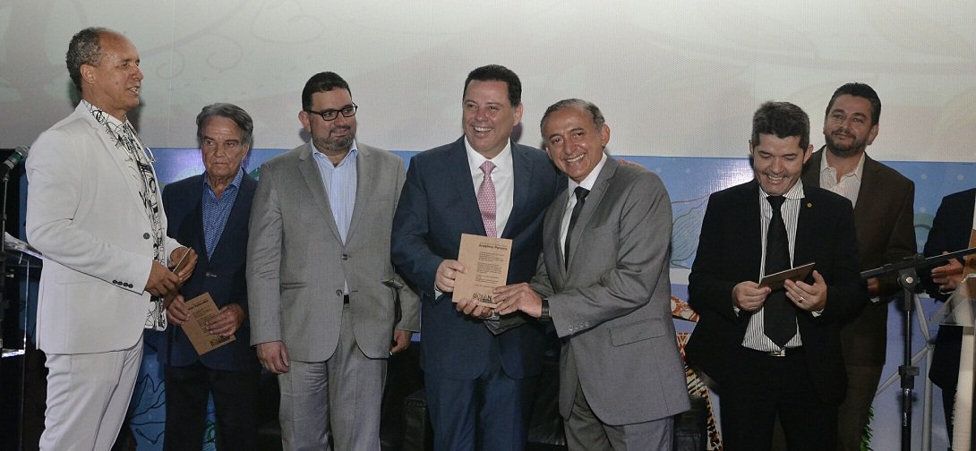 Governador participou nesta sexta-feira do 4º Fórum Goiânia 2020 – a cidade que queremos, organizado pelo diretor do Akhenaton Institute e do Grupo Brasil Colômbia, o publicitário Marcus Vinícius Queiroz; “A Goiânia que queremos tem o cidadão como o principal objetivo da gestão pública, e é aquela que oferece serviços públicos de qualidade”, disse Marconi; governador afirmou também que a cidade do futuro precisa estar inserida na inovação tecnológica e o governo está antenado com esta demanda ao criar o programa Inova Goiás (Foto: José Barbacena) Governador participou nesta sexta-feira do 4º Fórum Goiânia 2020 – a cidade que queremos, organizado pelo diretor do Akhenaton Institute e do Grupo Brasil Colômbia, o publicitário Marcus Vinícius Queiroz; “A Goiânia que queremos tem o cidadão como o principal objetivo da gestão pública, e é aquela que oferece serviços públicos de qualidade”, disse Marconi; governador afirmou também que a cidade do futuro precisa estar inserida na inovação tecnológica e o governo está antenado com esta demanda ao criar o programa Inova Goiás