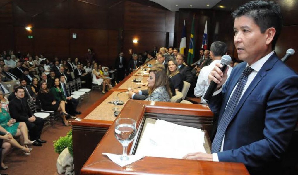 O presidente da OAB-TO, o advogado Walter Ohofugi Júnior, prestigiou a posse da nova diretoria terá mandato de três anos (2016/2018); de acordo com ele, a sua gestão se baseará na garantia dos direitos dos advogados e na atuação, de forma contundente, na defesa dos direitos coletivos; o presidente também comentou a reforma administrativa feita pelo governador Marcelo Miranda; "O estado precisa sim de reforma e nós torcemos por esta reforma, este é sim um momento de austeridade" , ressaltou
(Foto: Leonardo Lucena) O presidente da OAB-TO, o advogado Walter Ohofugi Júnior, prestigiou a posse da nova diretoria terá mandato de três anos (2016/2018); de acordo com ele, a sua gestão se baseará na garantia dos direitos dos advogados e na atuação, de forma contundente, na defesa dos direitos coletivos; o presidente também comentou a reforma administrativa feita pelo governador Marcelo Miranda; "O estado precisa sim de reforma e nós torcemos por esta reforma, este é sim um momento de austeridade" , ressaltou