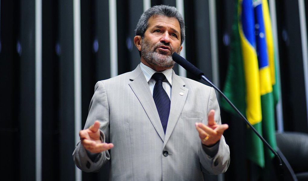 A diretoria da Associação Municipalista de Pernambuco (Amupe), irá realizar na próxima semana uma manifestação contra a falência dos serviços públicos, em defesa dos municípios e contra a crise econômica; protesto acontecerá no próximo dia 26, em frente à Assembleia Legislativa de Pernambuco (Alepe), e contará com apoio de campanhas de rádio, televisão e das mídias sociais; "As pessoas estão sofrendo no bolso as mesmas consequências da crise e sabem que os municípios não aguentam mais tamanho descaso do Governo Federal", afirmou o presidente da Amupe, Gonzaga Patriota (Foto: Paulo Emílio) A diretoria da Associação Municipalista de Pernambuco (Amupe), irá realizar na próxima semana uma manifestação contra a falência dos serviços públicos, em defesa dos municípios e contra a crise econômica; protesto acontecerá no próximo dia 26, em frente à Assembleia Legislativa de Pernambuco (Alepe), e contará com apoio de campanhas de rádio, televisão e das mídias sociais; "As pessoas estão sofrendo no bolso as mesmas consequências da crise e sabem que os municípios não aguentam mais tamanho descaso do Governo Federal", afirmou o presidente da Amupe, Gonzaga Patriota