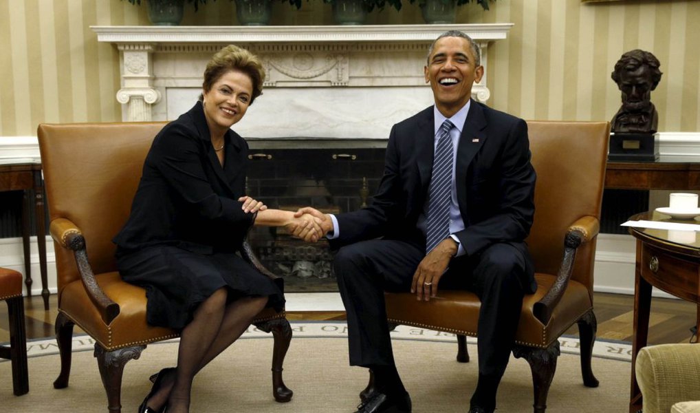 O presidente dos Estados Unidos, Barack Obama, telefonou nesta segunda (14) à presidente Dilma Rousseff para agradecer a liderança brasileira para o sucesso do Acordo de Paris, na 21ª Conferência das Partes da Convenção-Quadro das Nações Unidas sobre Mudanças Climáticas (COP21); segundo o Palácio do Planalto, Obama felicitou os negociadores brasileiros, em especial a ministra do Meio Ambiente, Izabella Teixeira, agradeceu o empenho da presidenta Dilma e do governo, “sem os quais, segundo ele, não se obteria o resultado final, alcançado em Paris”; (Foto: Valter Lima) O presidente dos Estados Unidos, Barack Obama, telefonou nesta segunda (14) à presidente Dilma Rousseff para agradecer a liderança brasileira para o sucesso do Acordo de Paris, na 21ª Conferência das Partes da Convenção-Quadro das Nações Unidas sobre Mudanças Climáticas (COP21); segundo o Palácio do Planalto, Obama felicitou os negociadores brasileiros, em especial a ministra do Meio Ambiente, Izabella Teixeira, agradeceu o empenho da presidenta Dilma e do governo, “sem os quais, segundo ele, não se obteria o resultado final, alcançado em Paris”;