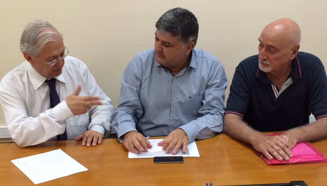 Superintendente executivo de Ciência e Tecnologia da Secretaria de Estado de Desenvolvimento Econômico (SED), Mauro Faiad, participou de encontro de trabalho na Fundação Instituto de Pesquisas Econômicas (Fipe), em São Paulo; Mauro Faiad foi recebido pelo diretor presidente da instituição, Carlos Luque, e pelo professor da Faculdade de Economia, Milton Campanário; uma das discussões abordadas durante o encontro foi o fortalecimento dos ambientes de inovação – Parques Tecnológicos e a rede de Institutos Tecnológicos do Estado de Goiás (Rede Itego) –, por meio de políticas públicas a serem executadas via Inova Goiás (Foto: José Barbacena) Superintendente executivo de Ciência e Tecnologia da Secretaria de Estado de Desenvolvimento Econômico (SED), Mauro Faiad, participou de encontro de trabalho na Fundação Instituto de Pesquisas Econômicas (Fipe), em São Paulo; Mauro Faiad foi recebido pelo diretor presidente da instituição, Carlos Luque, e pelo professor da Faculdade de Economia, Milton Campanário; uma das discussões abordadas durante o encontro foi o fortalecimento dos ambientes de inovação – Parques Tecnológicos e a rede de Institutos Tecnológicos do Estado de Goiás (Rede Itego) –, por meio de políticas públicas a serem executadas via Inova Goiás