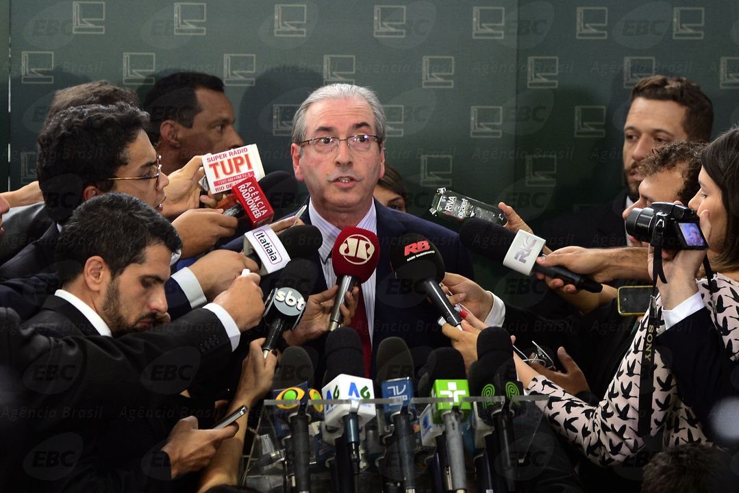 Cunha continuará a ser este prodígio de verborragia, fluidez léxica, agilidade mental e ilusionismo cênico. Talvez só perca a graça mesmo quando a polícia lhe visitar para levá-lo preso. Se acontecer, claro (Foto: Jean Menezes de Aguiar) Cunha continuará a ser este prodígio de verborragia, fluidez léxica, agilidade mental e ilusionismo cênico. Talvez só perca a graça mesmo quando a polícia lhe visitar para levá-lo preso. Se acontecer, claro