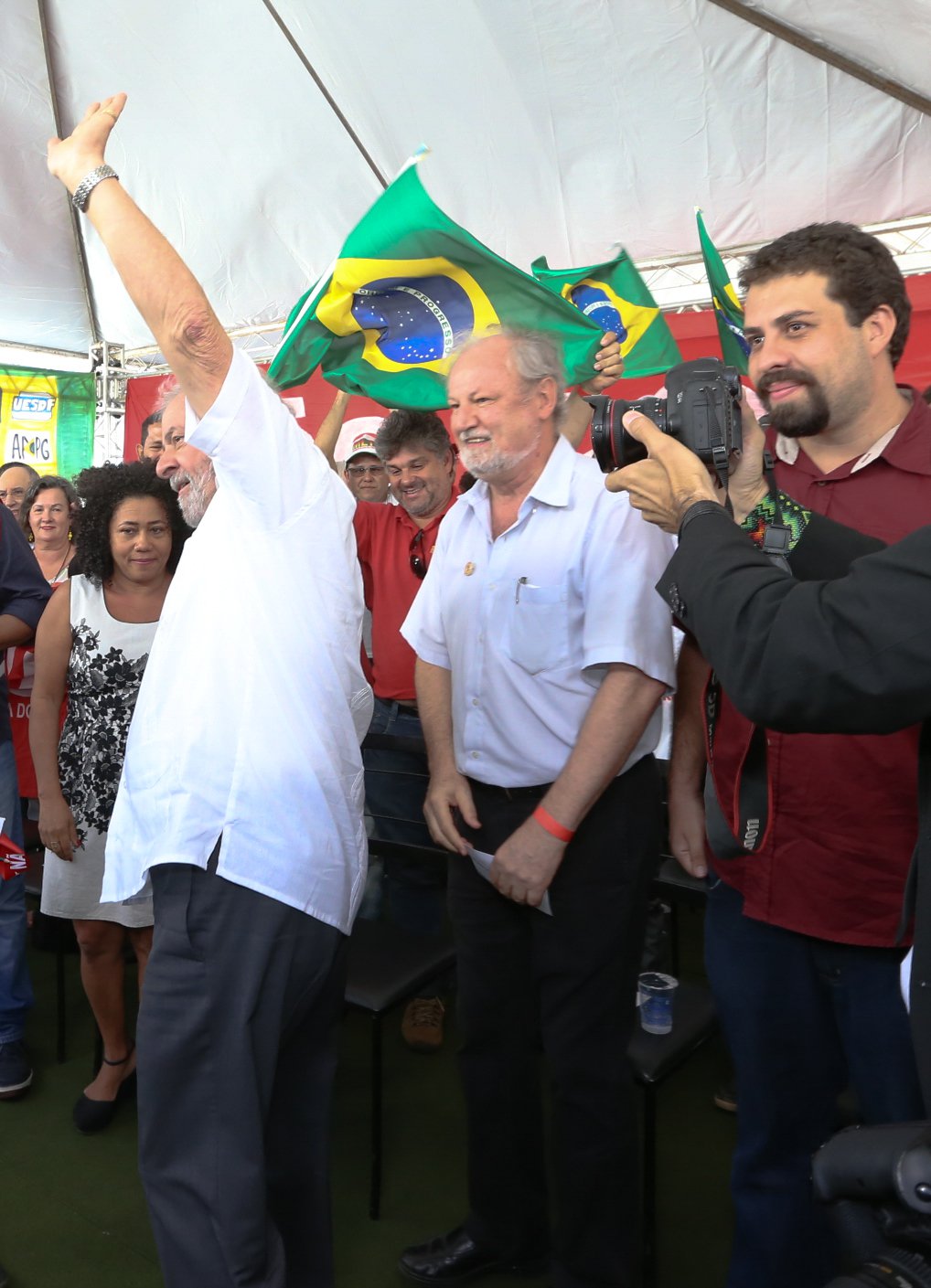 Brasília- DF 16-04-2016 Ex-presidente, Lula e lideranças sindicais, paralmentares durante ato no acampamento do MST em Brasília. Foto Lula Marques/Agência PT (Foto: Davis Sena Filho) Brasília- DF 16-04-2016 Ex-presidente, Lula e lideranças sindicais, paralmentares durante ato no acampamento do MST em Brasília. Foto Lula Marques/Agência PT