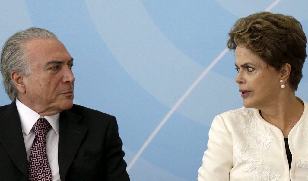 Segundo o colunista Kennedy Alencar, ao dizer em cerimônia no Palácio do Planalto que um futuro governo Temer adotaria medidas econômicas para prejudicar os mais pobres, contra os direitos dos trabalhadores, presidente Dilma Rousseff usou estratégia que deu certo contra o tucano Aécio Neves na campanha de 2014; segundo ele, a presidente apostará nas manifestações de hoje para tentar mostrar aos deputados que o governo ainda possui base social capaz de resistir ao impeachment e que um governo Temer não traria estabilidade política ao país (Foto: Roberta Namour) Segundo o colunista Kennedy Alencar, ao dizer em cerimônia no Palácio do Planalto que um futuro governo Temer adotaria medidas econômicas para prejudicar os mais pobres, contra os direitos dos trabalhadores, presidente Dilma Rousseff usou estratégia que deu certo contra o tucano Aécio Neves na campanha de 2014; segundo ele, a presidente apostará nas manifestações de hoje para tentar mostrar aos deputados que o governo ainda possui base social capaz de resistir ao impeachment e que um governo Temer não traria estabilidade política ao país