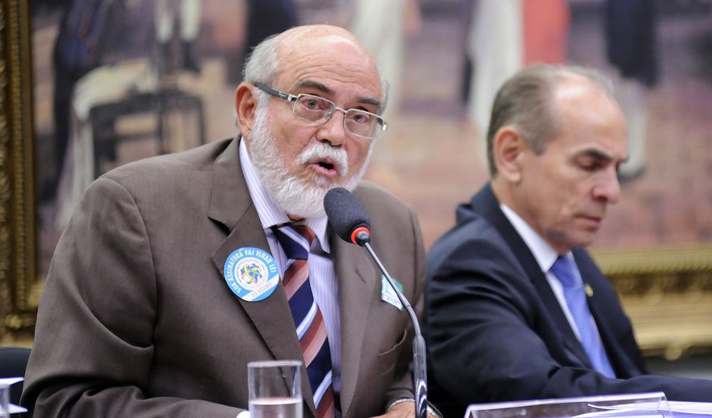 Marcelo Lavenère Machado entende ser consistente a tese de que o vice-presidente não poderia nomear ministros caso a presidente Dilma Rousseff (PT) seja afastada com a análise do processo de impeachment avançando no Senado; tese foi lançada pelo jurista Jorge Rubem Folena de Oliveira, em artigo publicado no Jornal GGN; Folena afirma que “aceito o prosseguimento do processo de impeachment, inicia-se o julgamento, durante o qual a Presidenta da República apenas ficará suspensa das suas funções”; a admissão ou não do processo será decidida em votação prevista para ocorrer até 11 de maio (Foto: Realle Palazzo-Martini) Marcelo Lavenère Machado entende ser consistente a tese de que o vice-presidente não poderia nomear ministros caso a presidente Dilma Rousseff (PT) seja afastada com a análise do processo de impeachment avançando no Senado; tese foi lançada pelo jurista Jorge Rubem Folena de Oliveira, em artigo publicado no Jornal GGN; Folena afirma que “aceito o prosseguimento do processo de impeachment, inicia-se o julgamento, durante o qual a Presidenta da República apenas ficará suspensa das suas funções”; a admissão ou não do processo será decidida em votação prevista para ocorrer até 11 de maio