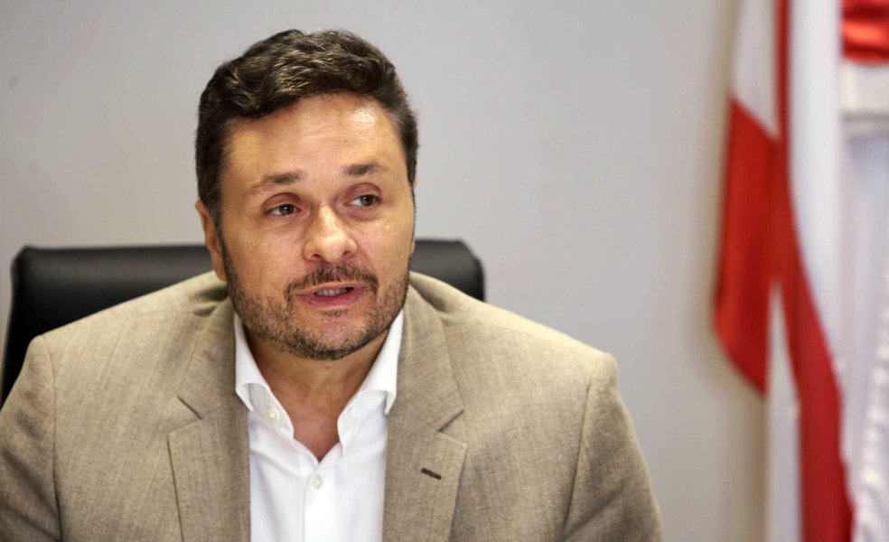 A crise econômica pela qual passa o Brasil prejudicou a capacidade de investimentos de todos os estados, mas de acordo com o secretário da Fazenda do Estado, Manoel Vitório, a Bahia é o que saiu menos prejudicado em 2015; "Salvador é um canteiro de obras do governo do Estado, que investiu R$ 2,29 bilhões em todo o estado em 2015, nível equivalente ao de 2014. Foi o melhor desempenho neste quesito entre as dez maiores economias do país", diz Vitório (Foto: Romulo Faro) A crise econômica pela qual passa o Brasil prejudicou a capacidade de investimentos de todos os estados, mas de acordo com o secretário da Fazenda do Estado, Manoel Vitório, a Bahia é o que saiu menos prejudicado em 2015; "Salvador é um canteiro de obras do governo do Estado, que investiu R$ 2,29 bilhões em todo o estado em 2015, nível equivalente ao de 2014. Foi o melhor desempenho neste quesito entre as dez maiores economias do país", diz Vitório