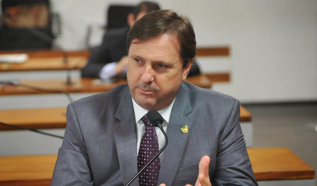 O relator das contas do governo de 2014 no Senado, senador Acir Gurgacz (PDT-RO), afirmou nesta quinta-feira, 22, que a rejeição das contas pelo Tribunal de Contas da União não pode ser ligada ao impeachment de presidente Dilma Rousseff; "Não tem nenhuma relação a reprovação das contas da presidente com a questão do impeachment. São coisas totalmente separadas, que não se cruzam em momento algum", afirmou (Foto: Aquiles Lins) O relator das contas do governo de 2014 no Senado, senador Acir Gurgacz (PDT-RO), afirmou nesta quinta-feira, 22, que a rejeição das contas pelo Tribunal de Contas da União não pode ser ligada ao impeachment de presidente Dilma Rousseff; "Não tem nenhuma relação a reprovação das contas da presidente com a questão do impeachment. São coisas totalmente separadas, que não se cruzam em momento algum", afirmou