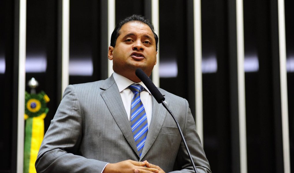 O presidente estadual do PDT, deputado federal licenciado Weverton Rocha, afirmou que conduzirá diretamente a luta em defesa da Constituição Federal e contra o impeachment da presidente Dilma Rousseff no Congresso; "A partir do meu retorno e quando assumir a liderança da bancada, iremos conduzir diretamente o processo e o debate dentro do parlamento. O Maranhão e o PDT sempre estiveram na linha de frente das grandes lutas do país e não poderíamos nos furtar neste momento. O PDT do Maranhão será protagonista em defesa da Constituição na Câmara Federal", disse (Foto: Leonardo Lucena) O presidente estadual do PDT, deputado federal licenciado Weverton Rocha, afirmou que conduzirá diretamente a luta em defesa da Constituição Federal e contra o impeachment da presidente Dilma Rousseff no Congresso; "A partir do meu retorno e quando assumir a liderança da bancada, iremos conduzir diretamente o processo e o debate dentro do parlamento. O Maranhão e o PDT sempre estiveram na linha de frente das grandes lutas do país e não poderíamos nos furtar neste momento. O PDT do Maranhão será protagonista em defesa da Constituição na Câmara Federal", disse