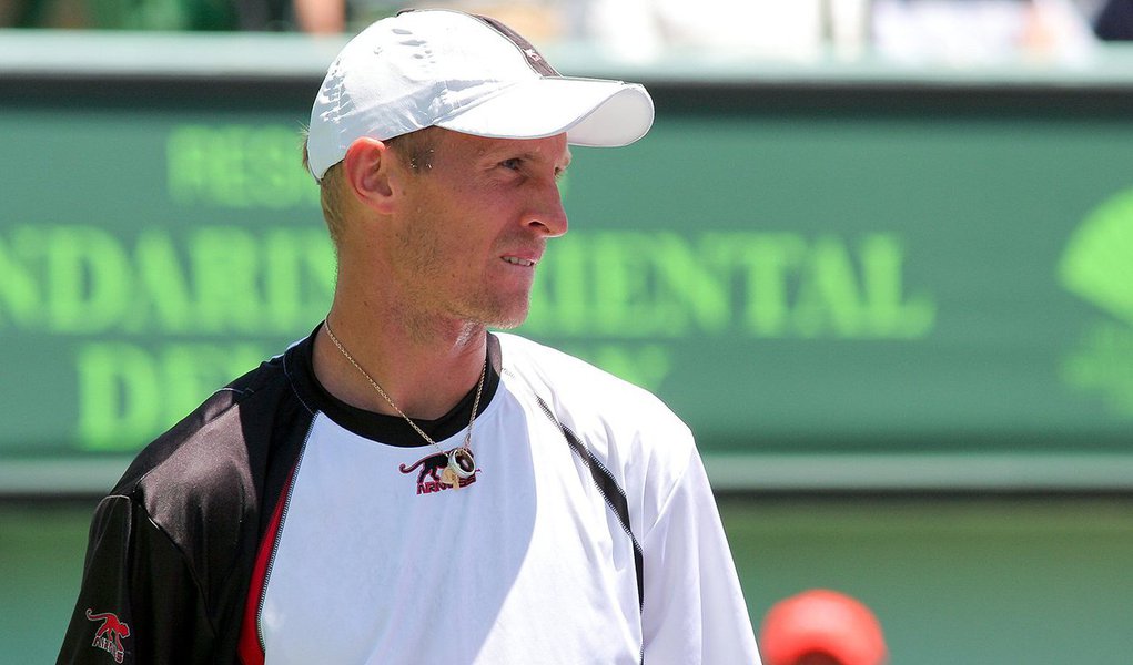 Denúncia feita pela rede de TV britânica BBC, em investigação conjunta com o site BuzzFeed News, afirma que ao menos 16 jogadores entre os 50 primeiros do ranking da ATP podem ter manipulado partidas no circuito mundial, incluindo em Wimbledon e Roland Garros, nos últimos dez anos; o principal nome ligado ao escândalo é o do russo Nikolay Davydenko, ex-número 3 do mundo, aposentado desde 2014; ao comentar o caso, o número 1 do mundo, Novak Djokovic, afirmou que já lhe ofereceram US$ 200 mil (R$809,2 mil) para participar de um jogo arranjado há oito anos (Foto: Roberta Namour) Denúncia feita pela rede de TV britânica BBC, em investigação conjunta com o site BuzzFeed News, afirma que ao menos 16 jogadores entre os 50 primeiros do ranking da ATP podem ter manipulado partidas no circuito mundial, incluindo em Wimbledon e Roland Garros, nos últimos dez anos; o principal nome ligado ao escândalo é o do russo Nikolay Davydenko, ex-número 3 do mundo, aposentado desde 2014; ao comentar o caso, o número 1 do mundo, Novak Djokovic, afirmou que já lhe ofereceram US$ 200 mil (R$809,2 mil) para participar de um jogo arranjado há oito anos