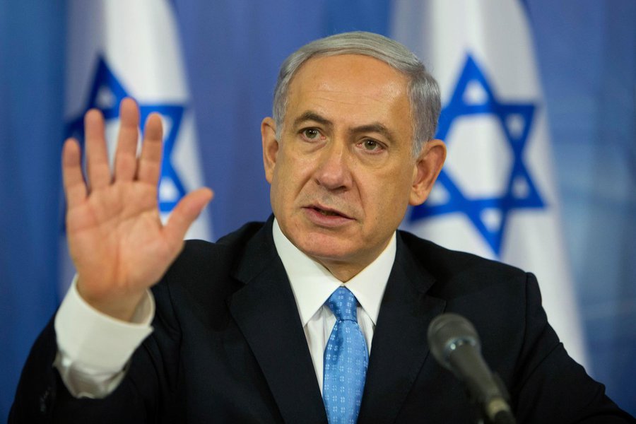 Declaração é reposta às medidas apresentadas pela União Europeia para acalmar as tensões na região; "Não haverá transferência de territórios para os palestinianos, nem 40 mil metros quadrados, nem 10 mil, nem um metro quadrado"; agravada em outubro, a nova onda de violência já provocou mais de cem mortes do lado dos palestinianos, além de 19 israelenses, um eritreu e um norte-americano; propagação da violência despertou o receio de uma terceira Intifada (rebelião popular palestina contra forças de ocupação de Israel), levando a diplomacia dos Estados Unidos a se envolver em uma solução diplomática para o conflito que se arrasta há décadas (Foto: Realle Palazzo-Martini) Declaração é reposta às medidas apresentadas pela União Europeia para acalmar as tensões na região; "Não haverá transferência de territórios para os palestinianos, nem 40 mil metros quadrados, nem 10 mil, nem um metro quadrado"; agravada em outubro, a nova onda de violência já provocou mais de cem mortes do lado dos palestinianos, além de 19 israelenses, um eritreu e um norte-americano; propagação da violência despertou o receio de uma terceira Intifada (rebelião popular palestina contra forças de ocupação de Israel), levando a diplomacia dos Estados Unidos a se envolver em uma solução diplomática para o conflito que se arrasta há décadas