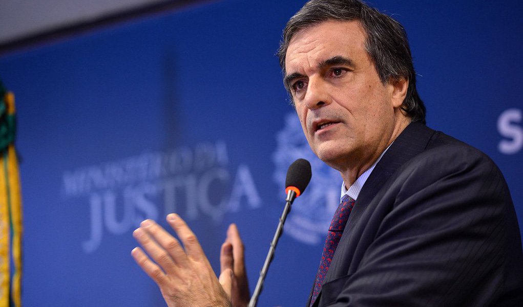 O ministro José Eduardo Cardoso veio ontem para Fortaleza, participar do encerramento da 13ª Reunião Plenária da Estratégia Nacional de Combate à Corrupção e à Lavagem de Dinheiro e da instalação do Laboratório de Tecnologia Contra a Lavagem de Dinheiro, na Polícia Civil do Ceará. Na entrevista à imprensa, não quis comentar a prisão do senador Delcídio Amaral, ex-líder do governo, no Senado (Foto: Fatima 247) O ministro José Eduardo Cardoso veio ontem para Fortaleza, participar do encerramento da 13ª Reunião Plenária da Estratégia Nacional de Combate à Corrupção e à Lavagem de Dinheiro e da instalação do Laboratório de Tecnologia Contra a Lavagem de Dinheiro, na Polícia Civil do Ceará. Na entrevista à imprensa, não quis comentar a prisão do senador Delcídio Amaral, ex-líder do governo, no Senado