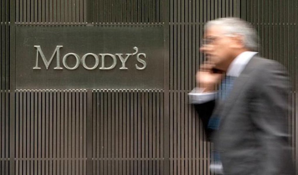 Agência de classificação de risco Moody's rebaixou o rating da Vale para "Baa3", ante "Baa2, e manteve a perspectiva negativa em função da queda dos preços do minério de ferro neste ano; agência, contudo, ressaltou que o progresso que a Vale fez em reduzir custos e aumentar a produção vai ajudar a contrabalançar os preços mais baixos, "mas não será totalmente refletido nos indicadores de crédito da companhia até 2017-2018"; caso a Moody's volte a rebaixar a nota da Vale, mineradora perderá o grau de investimento (Foto: Paulo Emílio) Agência de classificação de risco Moody's rebaixou o rating da Vale para "Baa3", ante "Baa2, e manteve a perspectiva negativa em função da queda dos preços do minério de ferro neste ano; agência, contudo, ressaltou que o progresso que a Vale fez em reduzir custos e aumentar a produção vai ajudar a contrabalançar os preços mais baixos, "mas não será totalmente refletido nos indicadores de crédito da companhia até 2017-2018"; caso a Moody's volte a rebaixar a nota da Vale, mineradora perderá o grau de investimento