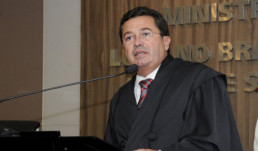 Decisão do ministro do TCU Vital do Rêgo, ex-senador pelo PMDB, manteve nesta quarta-feira, 9, decisão que determina que o governo encaminhe no prazo de 30 dias cronograma prevendo a normalização dos pagamentos dos repasses atrasados ao bancos públicos, referentes ao pagamento de benefícios de programas sociais, como Bolsa Família, seguro-desemprego e abono salarial; para o ministro, a persistência de saldos negativos nas contas de programas sociais faz com que esse mecanismo seja considerado operação de crédito, e não uma prestação de serviço, como sustenta o governo federal (Foto: Aquiles Lins) Decisão do ministro do TCU Vital do Rêgo, ex-senador pelo PMDB, manteve nesta quarta-feira, 9, decisão que determina que o governo encaminhe no prazo de 30 dias cronograma prevendo a normalização dos pagamentos dos repasses atrasados ao bancos públicos, referentes ao pagamento de benefícios de programas sociais, como Bolsa Família, seguro-desemprego e abono salarial; para o ministro, a persistência de saldos negativos nas contas de programas sociais faz com que esse mecanismo seja considerado operação de crédito, e não uma prestação de serviço, como sustenta o governo federal