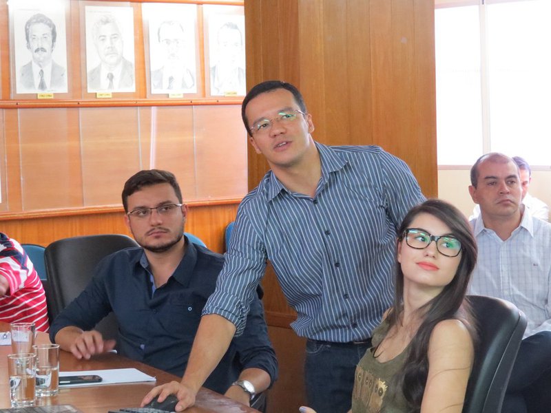 Projeto visa facilitar o cadastro das empresas concentrando as informações em um único sistema online, aumentando a agilidade e evitando a peregrinação; a, objetivo da parceria é justamente interligar a Junta Comercial às prefeituras; iniciativa integra órgãos envolvidos na formalização e regulamentação das empresas; função é facilitar a emissão de documentos como alvarás, inscrições municipais e certidões de uso do solo; "A parte de integração facilita a vida do funcionário e do contribuinte, que é o nosso foco. E contamos com o suporte da Prodata", afirma o superintendente da Receita da Prefeitura de Rio Verde, Warlos Bueno
(Foto: Realle Palazzo-Martini) Projeto visa facilitar o cadastro das empresas concentrando as informações em um único sistema online, aumentando a agilidade e evitando a peregrinação; a, objetivo da parceria é justamente interligar a Junta Comercial às prefeituras; iniciativa integra órgãos envolvidos na formalização e regulamentação das empresas; função é facilitar a emissão de documentos como alvarás, inscrições municipais e certidões de uso do solo; "A parte de integração facilita a vida do funcionário e do contribuinte, que é o nosso foco. E contamos com o suporte da Prodata", afirma o superintendente da Receita da Prefeitura de Rio Verde, Warlos Bueno