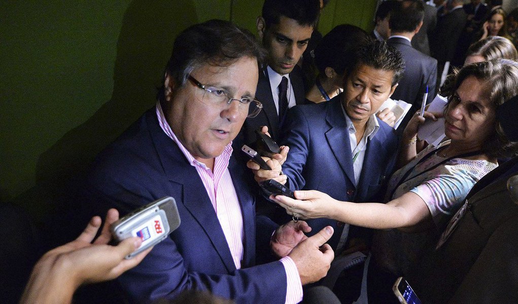 Um dos principais articuladores políticos do vice-presidente Michel Temer, o ex-deputado Geddel Vieira Lima, cotado para a Secretaria de Governo, definiu como será a relação com os aliados a partir de agora; “Tenho 30 anos nesse metiê. Sei como funciona. Não haverá renegociação todo dia. Definida a participação de cada um, vocês vão apoiar projetos que o governo enviará ao Congresso. Não votou, a caneta come! Estamos entendidos?”
(Foto: Leonardo Attuch) Um dos principais articuladores políticos do vice-presidente Michel Temer, o ex-deputado Geddel Vieira Lima, cotado para a Secretaria de Governo, definiu como será a relação com os aliados a partir de agora; “Tenho 30 anos nesse metiê. Sei como funciona. Não haverá renegociação todo dia. Definida a participação de cada um, vocês vão apoiar projetos que o governo enviará ao Congresso. Não votou, a caneta come! Estamos entendidos?”