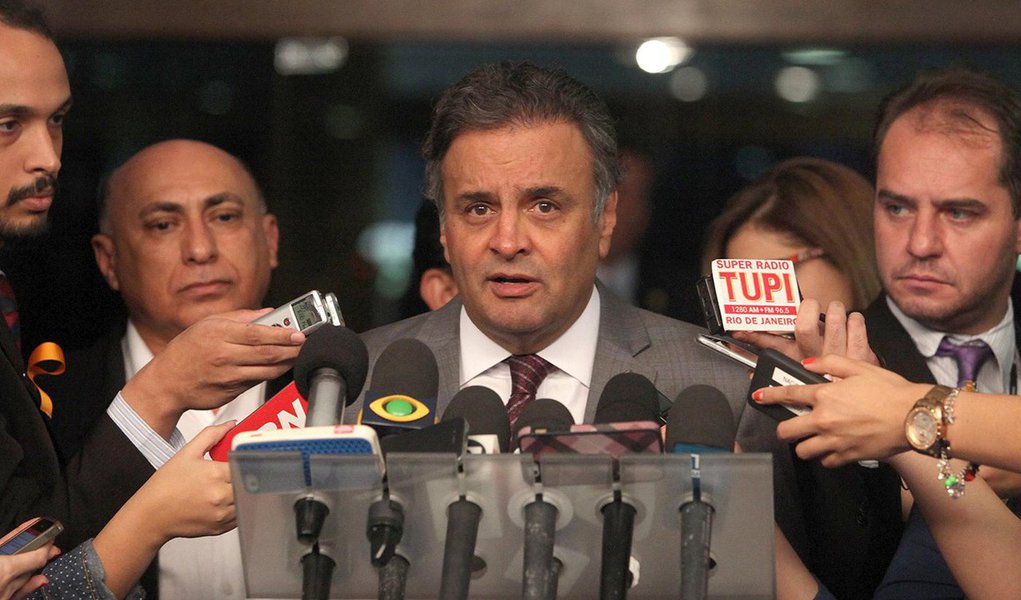 Ao comentar a prisão do senador Delcídio Amaral (PT-MS), o presidente do PSDB, senador Aécio Neves (MG), não quis antecipar seu voto sobre a decisão que o Congresso tomará sobre o caso, mas afirmou: "para nós, do PSDB, o caminho natural é obviamente acompanhar a decisão do Supremo Tribunal Federal, que já teve a oportunidade de analisar a matéria"; corte suprema decidiu manter a prisão do parlamentar nesta manhã (Foto: Gisele Federicce) Ao comentar a prisão do senador Delcídio Amaral (PT-MS), o presidente do PSDB, senador Aécio Neves (MG), não quis antecipar seu voto sobre a decisão que o Congresso tomará sobre o caso, mas afirmou: "para nós, do PSDB, o caminho natural é obviamente acompanhar a decisão do Supremo Tribunal Federal, que já teve a oportunidade de analisar a matéria"; corte suprema decidiu manter a prisão do parlamentar nesta manhã