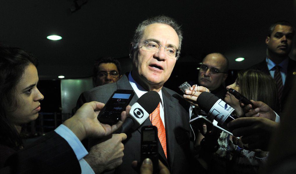 Presidente do Congresso Nacional, senador Renan Calheiros (PMDB-AL), disse nesta quarta-feira, 21, que está estudando os prazos de tramitação do parecer do Tribunal de Contas da União (TCU) pela rejeição das contas do governo federal do ano passado para dar à presidente Dilma Rousseff amplo direito de defesa; Renan lembrou que essa é a primeira vez, desde 1946, que o Tribunal de Contas manda para o Congresso um parecer pela rejeição das contas; "Então, tudo que acontecerá na sua tramitação, do ponto de vista da Constituição Federal, é novo" (Foto: Aquiles Lins) Presidente do Congresso Nacional, senador Renan Calheiros (PMDB-AL), disse nesta quarta-feira, 21, que está estudando os prazos de tramitação do parecer do Tribunal de Contas da União (TCU) pela rejeição das contas do governo federal do ano passado para dar à presidente Dilma Rousseff amplo direito de defesa; Renan lembrou que essa é a primeira vez, desde 1946, que o Tribunal de Contas manda para o Congresso um parecer pela rejeição das contas; "Então, tudo que acontecerá na sua tramitação, do ponto de vista da Constituição Federal, é novo"