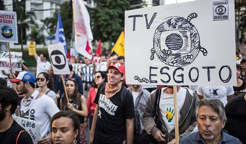 A caçada do cartel ao ex-presidente Lula supera em sordidez e canalhice até mesmo o cerco midiático que levou Vargas ao suicídio. Os barões da mídia mandaram às favas quaisquer resquícios de pudor. Uma amiga jornalista diz sentir vergonha alheia da imprensa. Da minha parte, o caso é mais grave. É clínico (Foto: Bepe Damasco) www.brasil247.com - A caçada do cartel ao ex-presidente Lula supera em sordidez e canalhice até mesmo o cerco midiático que levou Vargas ao suicídio. Os barões da mídia mandaram às favas quaisquer resquícios de pudor. Uma amiga jornalista diz sentir vergonha alheia da imprensa. Da minha parte, o caso é mais grave. É clínico