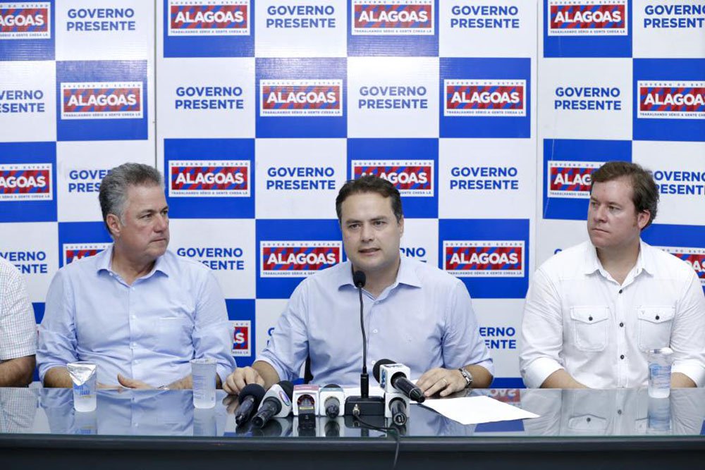 Durante mais uma edição do Governo Presente, no município de Coruripe, o governador Renan Filho anunciou uma série de ações, caso da duplicação da rodovia AL-101 Norte e a divulgação do cronograma de convocação da reserva técnica da Polícia Militar; também foi anunciado projeto para substituição do estaleiro Eisa, assinatura das ordens de serviço para obra nas estradas da região, termo de compromisso para construção de um polo de confecção em Coruripe, que vai beneficiar 110 costureiras da região, e a construção de um novo batalhão de polícia em Penedo (Foto: Voney Malta) Durante mais uma edição do Governo Presente, no município de Coruripe, o governador Renan Filho anunciou uma série de ações, caso da duplicação da rodovia AL-101 Norte e a divulgação do cronograma de convocação da reserva técnica da Polícia Militar; também foi anunciado projeto para substituição do estaleiro Eisa, assinatura das ordens de serviço para obra nas estradas da região, termo de compromisso para construção de um polo de confecção em Coruripe, que vai beneficiar 110 costureiras da região, e a construção de um novo batalhão de polícia em Penedo