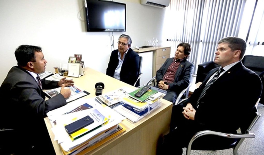 Deputado estadual Elenil da Penha (PMDB) se reuniu com o secretário de Segurança Pública do Tocantins, Cesar Simoni, o subsecretário da SSP, Abizair Paniago, e o delegado geral da Polícia Civil, Roger Knewitz para discutir políticas de combate à criminalidade no estado; "Os tocantinenses estão assustados com o aumento dos casos de violência e cabe a nós, enquanto representantes do povo, propor e cobrar ações que venham a minimizar a sensação de insegurança", afirmou o parlamentar (Foto: Aquiles Lins) Deputado estadual Elenil da Penha (PMDB) se reuniu com o secretário de Segurança Pública do Tocantins, Cesar Simoni, o subsecretário da SSP, Abizair Paniago, e o delegado geral da Polícia Civil, Roger Knewitz para discutir políticas de combate à criminalidade no estado; "Os tocantinenses estão assustados com o aumento dos casos de violência e cabe a nós, enquanto representantes do povo, propor e cobrar ações que venham a minimizar a sensação de insegurança", afirmou o parlamentar