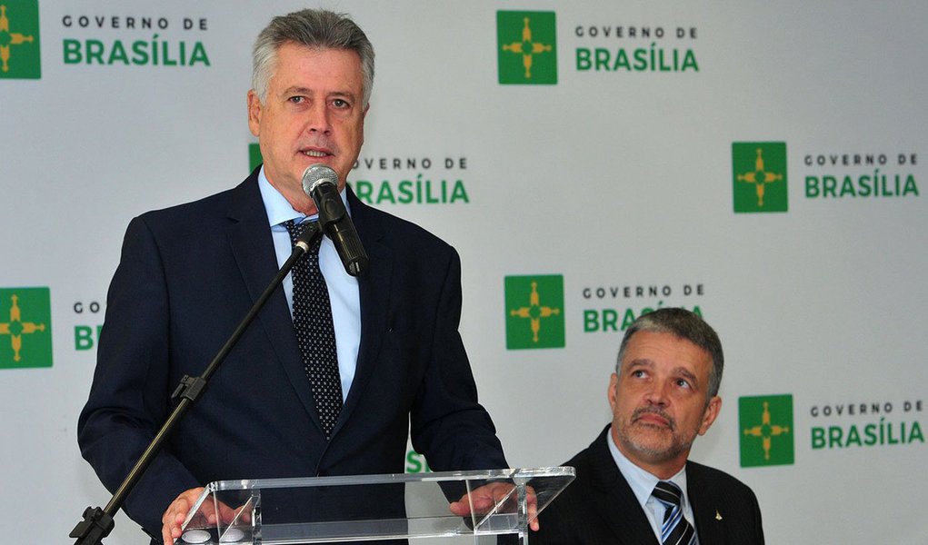 O governo de Brasília lançou, no Palácio do Buriti, o índice de transparência ativa, que avaliará o grau de cumprimento da Lei Distrital de Acesso à Informação por parte de órgãos e entidades do Executivo local; o objetivo é melhorar a transparência pública e as formas de controle social; "Queremos que a população tenha conhecimento absoluto do que acontece no âmbito do governo e que contribua com o processo de fiscalização", explicou o governador Rodrigo Rollemberg; o lançamento marca o Dia Internacional de Combate à Corrupção — estabelecido pela ONU (Foto: Leonardo Lucena) O governo de Brasília lançou, no Palácio do Buriti, o índice de transparência ativa, que avaliará o grau de cumprimento da Lei Distrital de Acesso à Informação por parte de órgãos e entidades do Executivo local; o objetivo é melhorar a transparência pública e as formas de controle social; "Queremos que a população tenha conhecimento absoluto do que acontece no âmbito do governo e que contribua com o processo de fiscalização", explicou o governador Rodrigo Rollemberg; o lançamento marca o Dia Internacional de Combate à Corrupção — estabelecido pela ONU