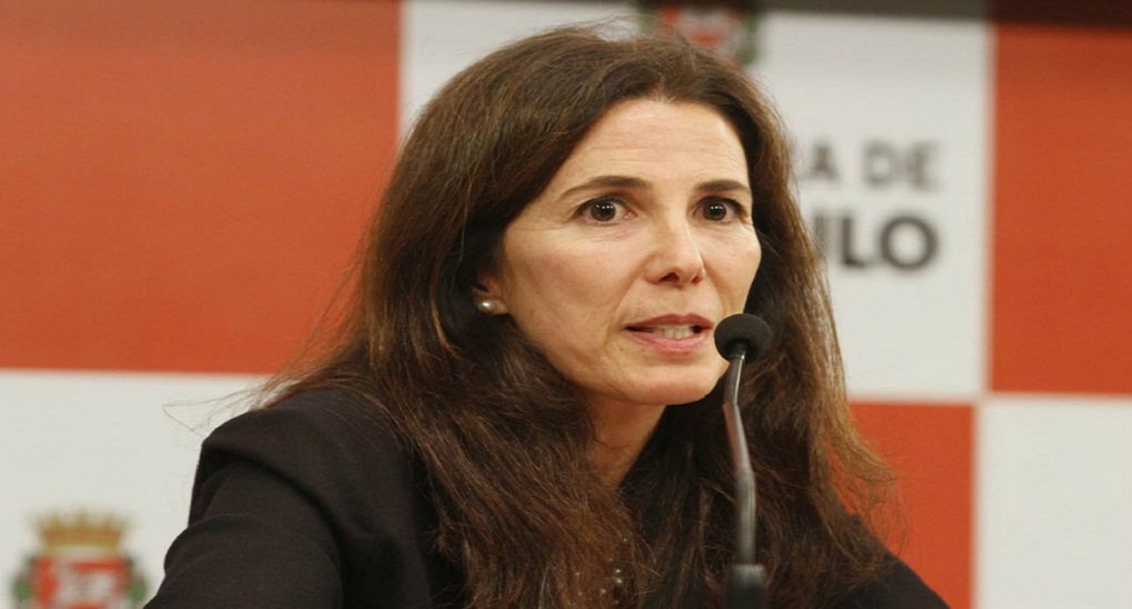 Secretária de Assistência e Desenvolvimento Social, Luciana Temer diz que permanece no cargo mesmo com o afastamento iminente do PMDB da gestão do prefeito de São Paulo, Fernando Haddad (PT); "Não tem constrangimento porque hoje, independentemente do partido, estou aqui como parte da equipe do prefeito"; relação entre PMDB e PT em São Paulo azedou desde que a senadora Marta Suplicy se tornou peemedebista e passou a ser cogitada como candidata a prefeita, o que quebraria o acordo firmado entre os dois partidos (Foto: José Barbacena) Secretária de Assistência e Desenvolvimento Social, Luciana Temer diz que permanece no cargo mesmo com o afastamento iminente do PMDB da gestão do prefeito de São Paulo, Fernando Haddad (PT); "Não tem constrangimento porque hoje, independentemente do partido, estou aqui como parte da equipe do prefeito"; relação entre PMDB e PT em São Paulo azedou desde que a senadora Marta Suplicy se tornou peemedebista e passou a ser cogitada como candidata a prefeita, o que quebraria o acordo firmado entre os dois partidos