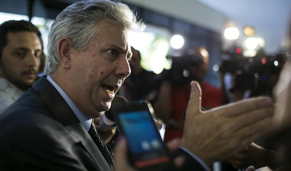 O advogado Edson Ribeiro, preso ao desembarcar no aeroporto do Galeão, num voo procedente de Miami, nos Estados Unidos, à sede da Polícia Federal (PF), na zona portuária do Rio; ele chegou escoltado em dois veículos da PF e estava no banco traseiro do carro da frente; ele defendia o ex-diretor da Área Internacional da Petrobras Nestor Cerveró, preso na Operação Lava Jato, e teve a prisão determinada pelo STF; segundo a PGR, o defensor participou das negociações em que o senador Delcídio do Amaral tentou impedir que Cerveró firmasse um acordo de colaboração com o MPF (Foto: Leonardo Lucena) O advogado Edson Ribeiro, preso ao desembarcar no aeroporto do Galeão, num voo procedente de Miami, nos Estados Unidos, à sede da Polícia Federal (PF), na zona portuária do Rio; ele chegou escoltado em dois veículos da PF e estava no banco traseiro do carro da frente; ele defendia o ex-diretor da Área Internacional da Petrobras Nestor Cerveró, preso na Operação Lava Jato, e teve a prisão determinada pelo STF; segundo a PGR, o defensor participou das negociações em que o senador Delcídio do Amaral tentou impedir que Cerveró firmasse um acordo de colaboração com o MPF