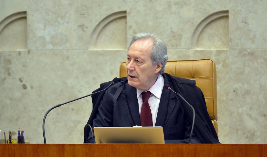 Ao final de sessão que negou cinco ações contestando a votação do pedido de abertura de processo de impeachment da presidente Dilma Rousseff, previsto para domingo (17), o presidente do Supremo, ministro Ricardo Lewandowski, disse que a Corte não fechará as portas para "analisar a tipificação do crime de responsabilidade" do impeachment; segundo, o ministro, o STF poderá analisar se a presidente praticou crime (Foto: Roberta Namour) Ao final de sessão que negou cinco ações contestando a votação do pedido de abertura de processo de impeachment da presidente Dilma Rousseff, previsto para domingo (17), o presidente do Supremo, ministro Ricardo Lewandowski, disse que a Corte não fechará as portas para "analisar a tipificação do crime de responsabilidade" do impeachment; segundo, o ministro, o STF poderá analisar se a presidente praticou crime