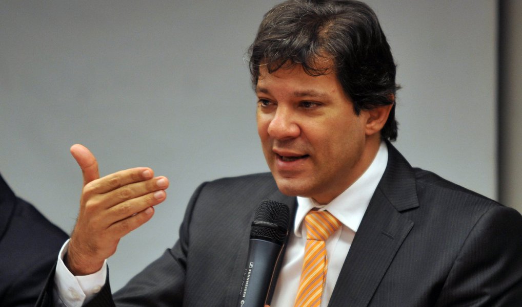 O prefeito Fernando Haddad, de São Paulo, negou, nesta sexta (23), que vá deixar o PT, conforme noticiou o Estadão; através do Twitter, o prefeito publicou: "Desminto todas as informações desta matéria" e colocou o link do texto do jornal; a matéria do Estadão havia afirmado que Haddad estaria sendo pressionado por aliados a deixar o PT e teria iniciado uma série de consultas a conselheiros da política e do mundo acadêmico sobre a possibilidade de abandonar o partido e se filiar ao Rede, de Marina Silva
(Foto: Valter Lima) O prefeito Fernando Haddad, de São Paulo, negou, nesta sexta (23), que vá deixar o PT, conforme noticiou o Estadão; através do Twitter, o prefeito publicou: "Desminto todas as informações desta matéria" e colocou o link do texto do jornal; a matéria do Estadão havia afirmado que Haddad estaria sendo pressionado por aliados a deixar o PT e teria iniciado uma série de consultas a conselheiros da política e do mundo acadêmico sobre a possibilidade de abandonar o partido e se filiar ao Rede, de Marina Silva