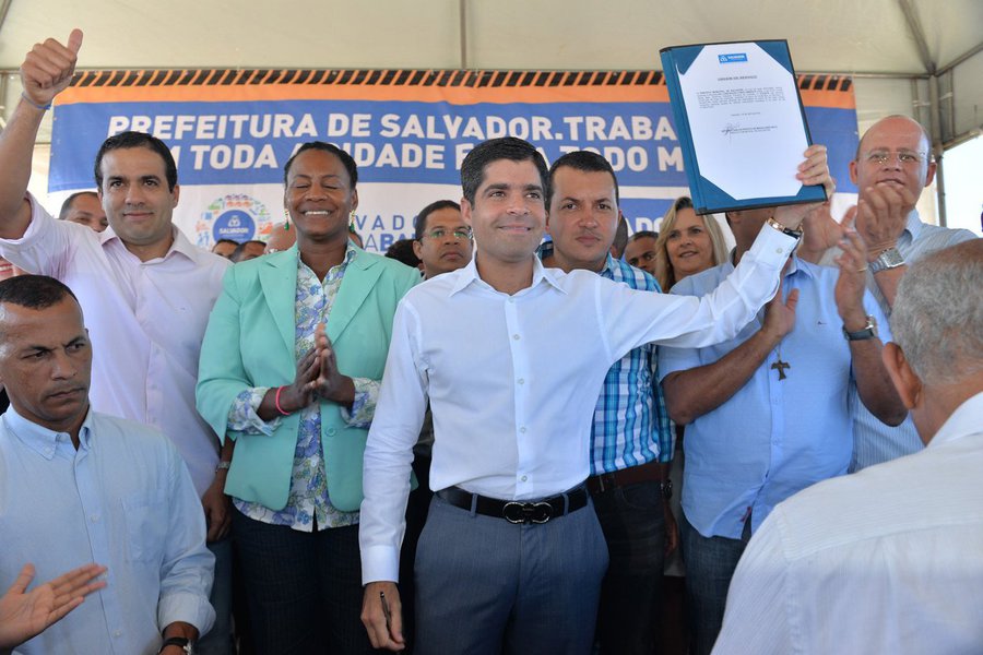 Salvador ganhará sua primeira 'praça da juventude', que será construída pela prefeitura na Rua Artêmio Castro Valente, em Canabrava; ordem de serviço para início imediato das obras foi assinada pelo prefeito ACM Neto nesta terça-feira (26); a Praça da Juventude será, de acordo com a prefeitura, um amplo espaço de esportes e lazer com diversos atrativos, como pistas de atletismo, de cooper, de skate, sala de ginástica, quadra poliesportiva, campo de futebol society, quadra de vôlei de praia, anfiteatro e espaço para a terceira idade; o investimento é de R$ 2,1 milhões, 'com recursos 100% municipais' (Foto: Romulo Faro) Salvador ganhará sua primeira 'praça da juventude', que será construída pela prefeitura na Rua Artêmio Castro Valente, em Canabrava; ordem de serviço para início imediato das obras foi assinada pelo prefeito ACM Neto nesta terça-feira (26); a Praça da Juventude será, de acordo com a prefeitura, um amplo espaço de esportes e lazer com diversos atrativos, como pistas de atletismo, de cooper, de skate, sala de ginástica, quadra poliesportiva, campo de futebol society, quadra de vôlei de praia, anfiteatro e espaço para a terceira idade; o investimento é de R$ 2,1 milhões, 'com recursos 100% municipais'