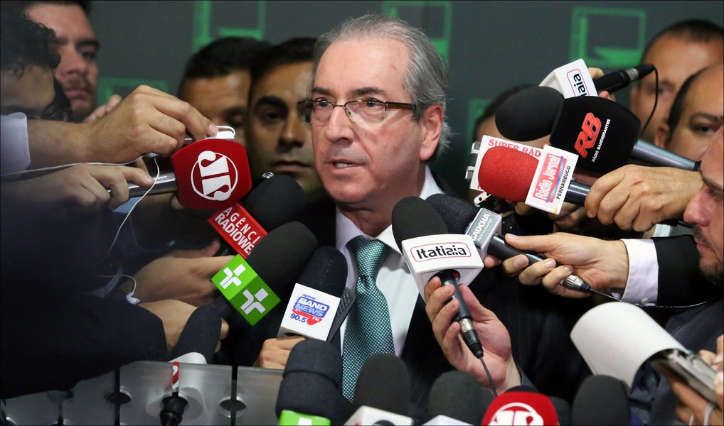 "Encarei como uma provocação, no intuito de me constranger, para ver se eu correspondia e cancelava a votação. Aqueles que passaram do limite e foram para a ofensa pessoal, eu vou estudar a possibilidade de entrar com queixa-crime", disse o presidente da Câmara, Eduardo Cunha (PMDB); além de referências às acusações que pesam contra si na Operação Lava Jato, Cunha chegou a ser chamado de "gângster", "ladrão" e "golpista" (Foto: Valter Lima) "Encarei como uma provocação, no intuito de me constranger, para ver se eu correspondia e cancelava a votação. Aqueles que passaram do limite e foram para a ofensa pessoal, eu vou estudar a possibilidade de entrar com queixa-crime", disse o presidente da Câmara, Eduardo Cunha (PMDB); além de referências às acusações que pesam contra si na Operação Lava Jato, Cunha chegou a ser chamado de "gângster", "ladrão" e "golpista"
