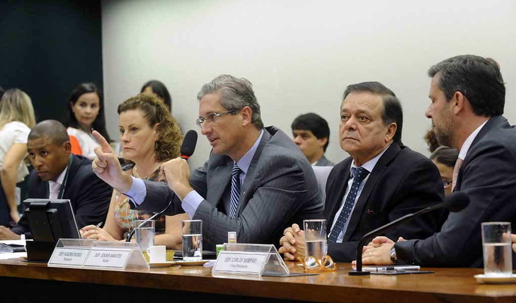Depois de quase uma hora de discussões regimentais, os deputados iniciaram nesta tarde a discussão de mérito do relatório do deputado Jovair Arantes (PTB-GO) pela admissibilidade do pedido de abertura de processo de impeachment da presidente Dilma Rousseff; cada parlamentar tem direito a 15 minutos para defender sua posição, contra ou a favor do impeachment; presidente da comissão, deputado Rogério Rosso (PSD-DF), concordou com o adiamento do prazo final da discussão: a sessão irá até as 4 horas da manhã deste sábado, 9, se necessário (Foto: Aquiles Lins) Depois de quase uma hora de discussões regimentais, os deputados iniciaram nesta tarde a discussão de mérito do relatório do deputado Jovair Arantes (PTB-GO) pela admissibilidade do pedido de abertura de processo de impeachment da presidente Dilma Rousseff; cada parlamentar tem direito a 15 minutos para defender sua posição, contra ou a favor do impeachment; presidente da comissão, deputado Rogério Rosso (PSD-DF), concordou com o adiamento do prazo final da discussão: a sessão irá até as 4 horas da manhã deste sábado, 9, se necessário