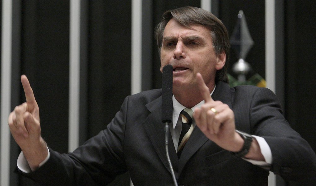 Representação feita em nome da Comissão de Direitos Humanos e Minorias, Comissão Especial sobre Mortos e Desaparecidos Políticos e da Comissão de Anistia pediu nesta sexta-feira, 29, à Mesa Diretora da Câmara a cassação do mandato do deputado Jair Bolsonaro (PSC-RJ), por quebra de decoro parlamentar, por ele ter elogiado o torturador Brilhante Ustra na votação da admissibilidade do impeachment na Câmara; segundo o documento, imunidade parlamentar não pode garantir impunidade; “Tal imunidade não é absoluta. Ainda que seja aceita como justificativa para certos abusos não serem punidos no âmbito da Justiça civil e penal, ela não abarca sanções políticas por ato contrário ao decoro parlamentar” (Foto: Leonardo Lucena) Representação feita em nome da Comissão de Direitos Humanos e Minorias, Comissão Especial sobre Mortos e Desaparecidos Políticos e da Comissão de Anistia pediu nesta sexta-feira, 29, à Mesa Diretora da Câmara a cassação do mandato do deputado Jair Bolsonaro (PSC-RJ), por quebra de decoro parlamentar, por ele ter elogiado o torturador Brilhante Ustra na votação da admissibilidade do impeachment na Câmara; segundo o documento, imunidade parlamentar não pode garantir impunidade; “Tal imunidade não é absoluta. Ainda que seja aceita como justificativa para certos abusos não serem punidos no âmbito da Justiça civil e penal, ela não abarca sanções políticas por ato contrário ao decoro parlamentar”